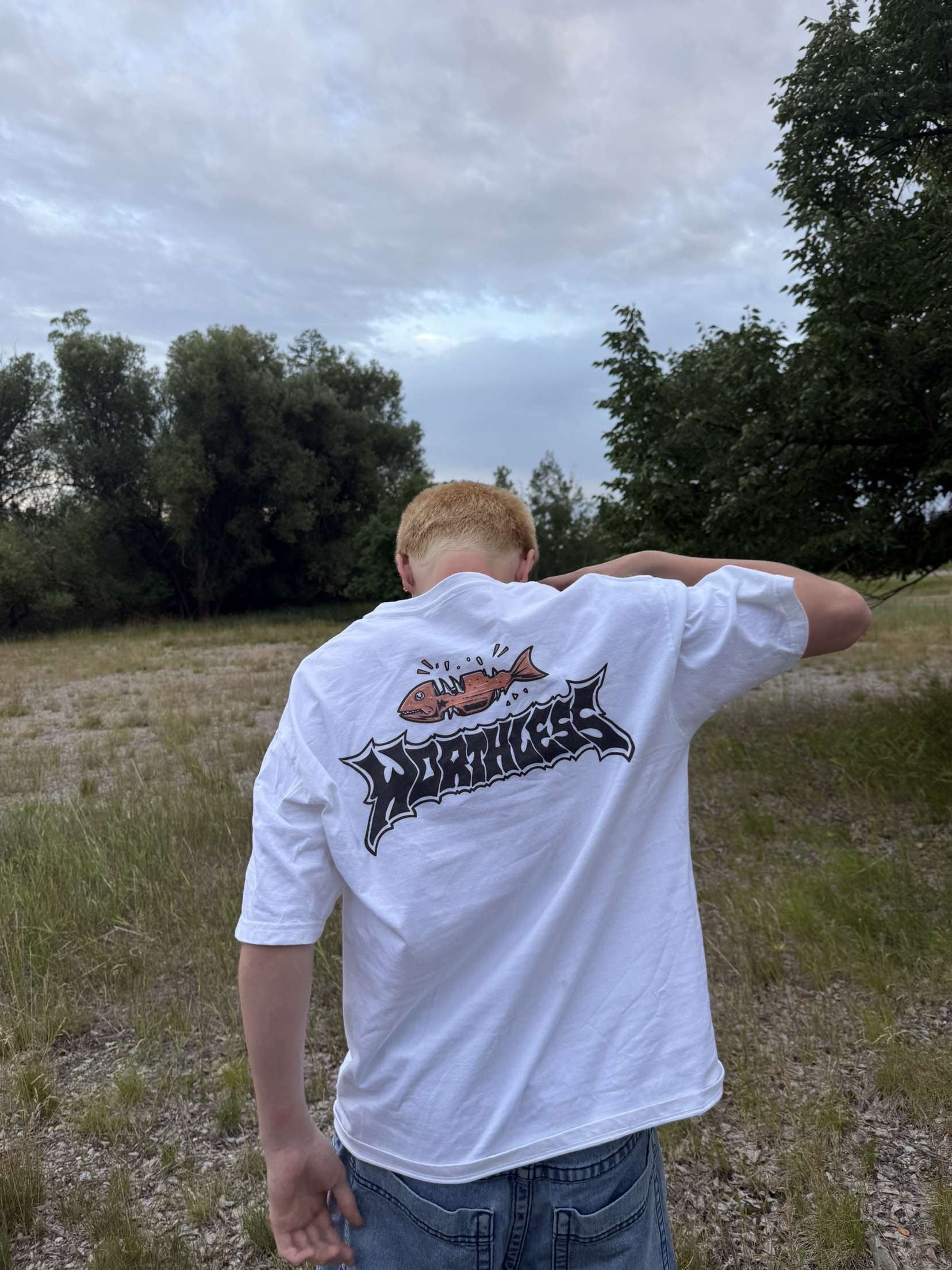 Person wearing a size L t shirt